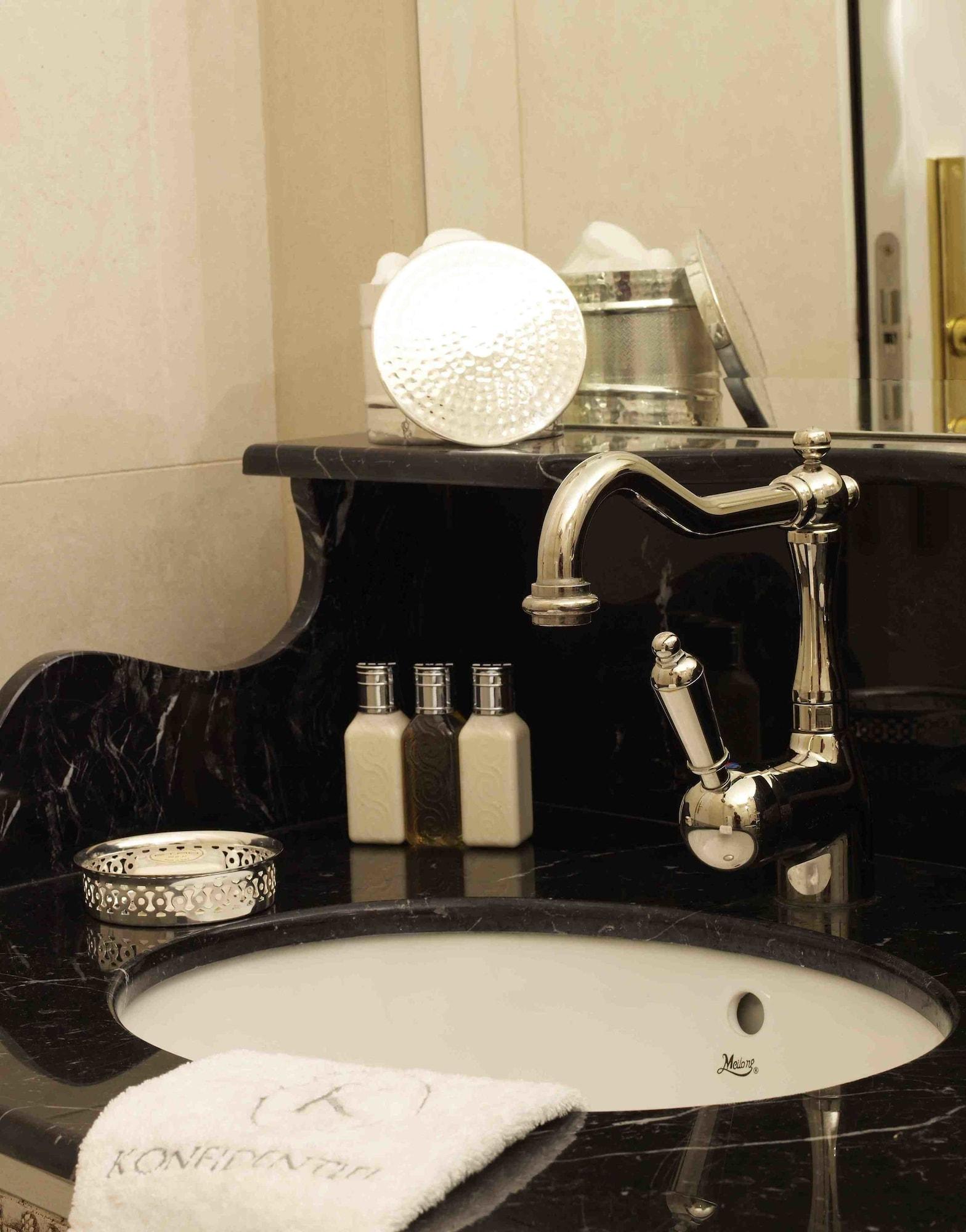 Boutique Konfidentiel Parigi