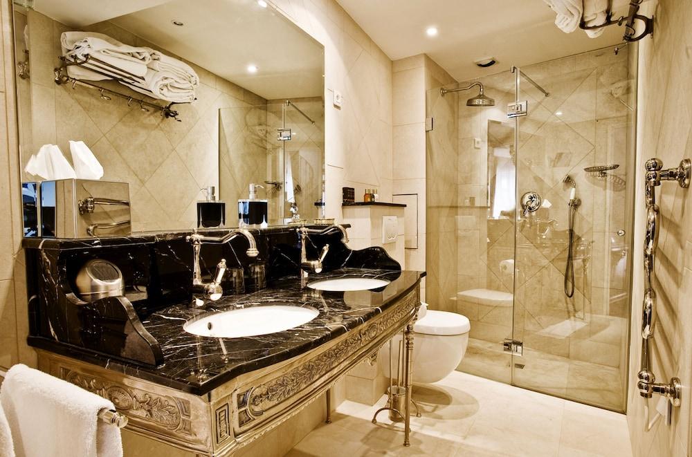 Boutique Konfidentiel Parigi