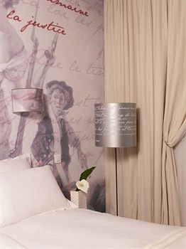 Boutique Konfidentiel Parigi